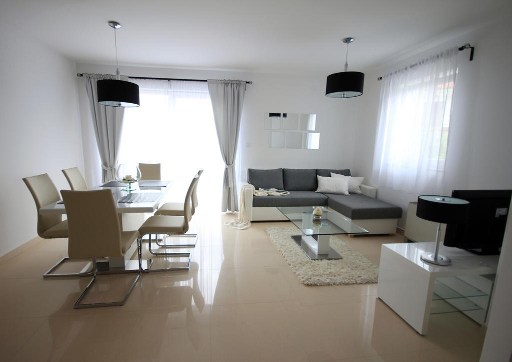 Apartments Villa Mantinela Malinska Room photo