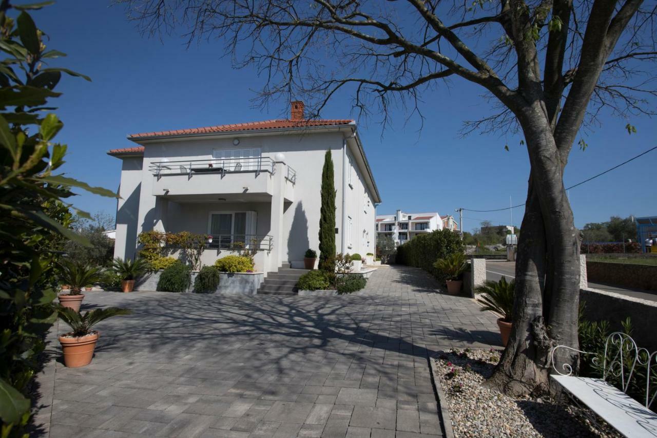 Apartments Villa Mantinela Malinska Exterior photo